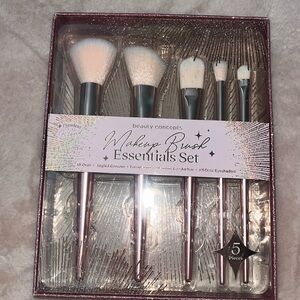 Makeup brush essentials set - never used